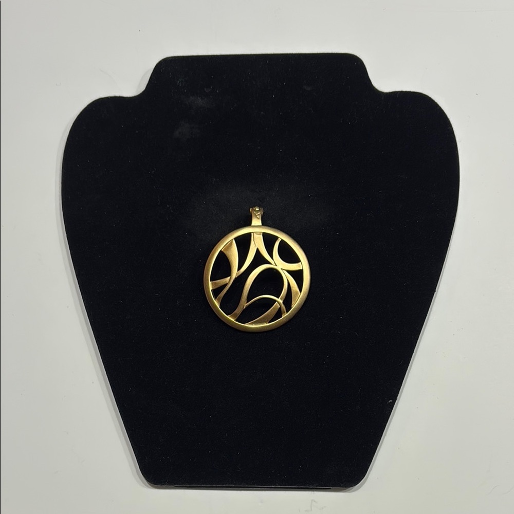Gold Openwork magnetic clasp Circle Pendant Necklace - Elegant Women's Jewelry